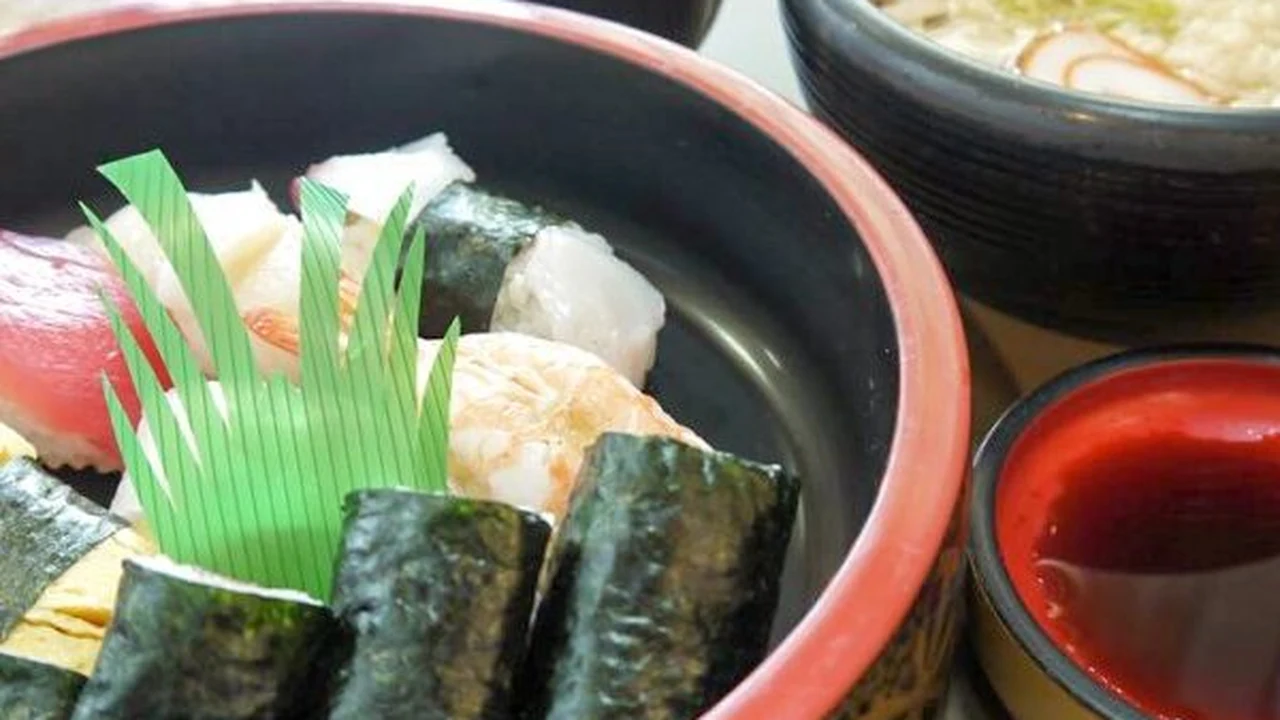 ①にぎり寿司とうどんのランチセット