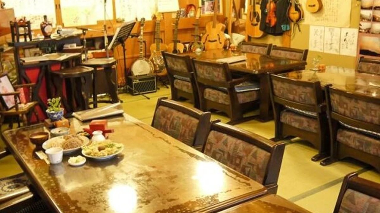③楽器が並ぶ落ち着いた店内