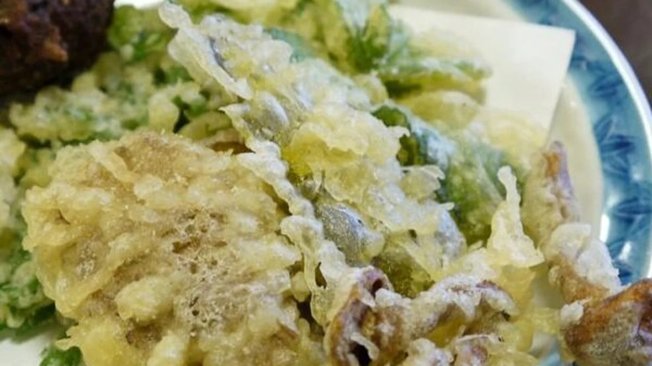 ①地元の山菜やきのこを使った天ぷら