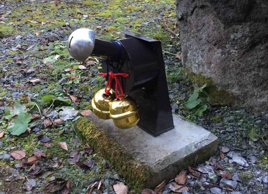 珍棒岩の賽銭箱